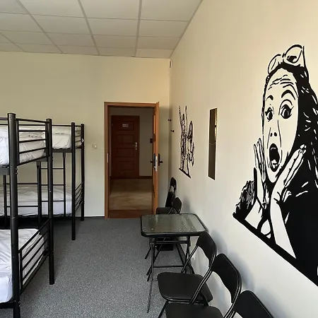 Mololo Art אכסניה *